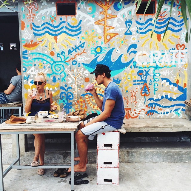 uomo e donna seduti al crate cafe confermano le sue buone idee per attirare clienti al bar