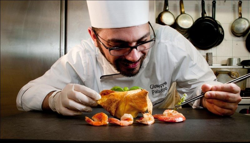 Food marketing in cucina: lo chef Giuseppe Salvatore Paladino prepara con cura un piatto