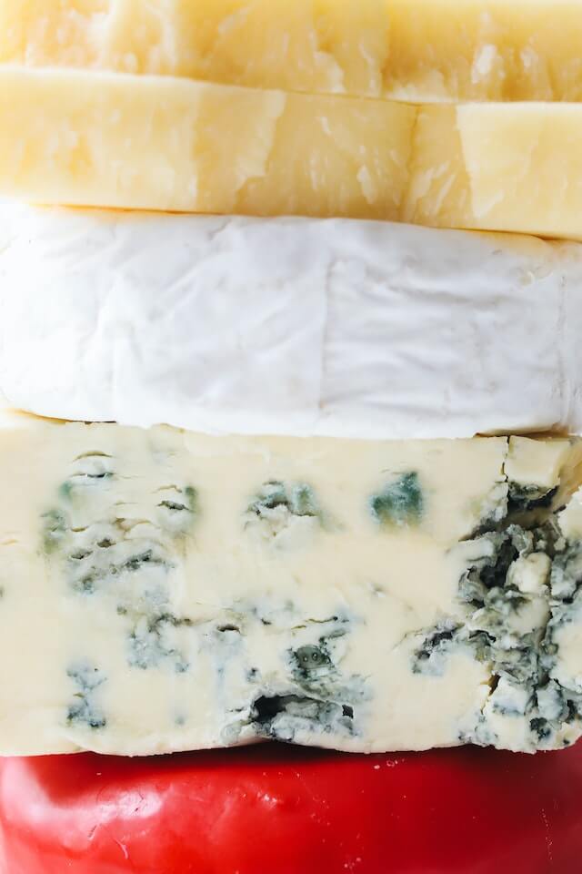 Quattro diversi tipi di formaggio uno sopra l'altro