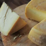 Pezzo di formaggio su base di legno da vendere online