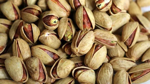 Primo piano di pistacchi venduti su un e commerce di prodotti siciliani