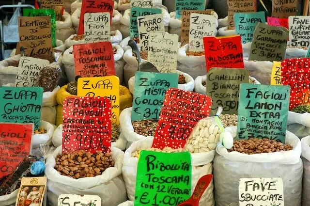 Legumi italiani in vendita al mercato, tra i prodotti alimentari facilmente acquistabili anche online