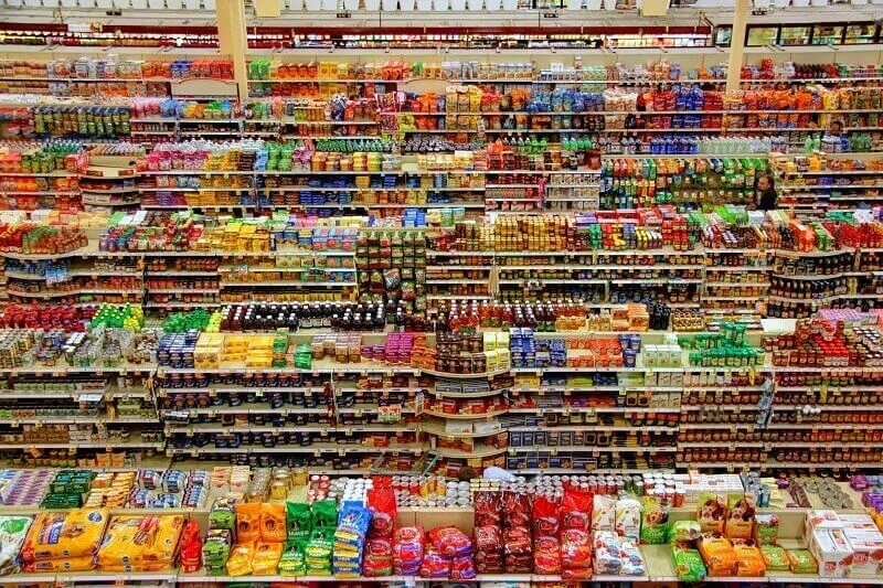 Scaffali di un supermercato, la versione offline di un marketplace per la vendita di prodotti alimentari online