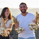 I fondatori di aroma terrae felici, pronti per la vendita di prodotti agricoli online