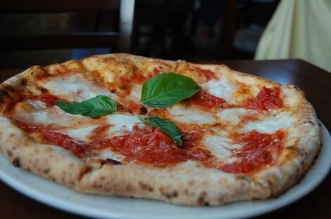 La pizza, uno dei prodotti tipici campani più conosciuti al mondo